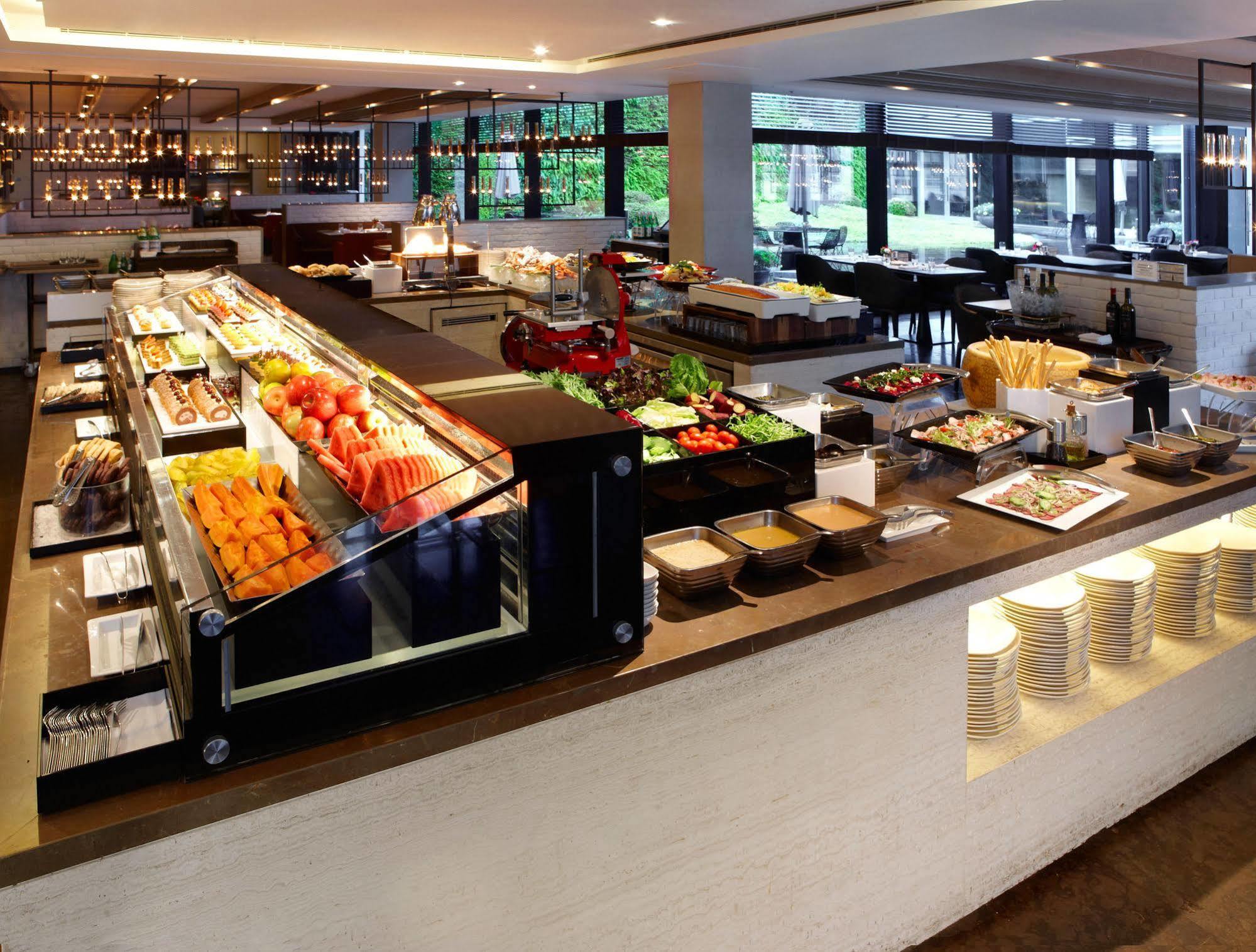 Hotel Humble House Taipei, Curio Collection By Hilton Exteriér fotografie A buffet at a restaurant