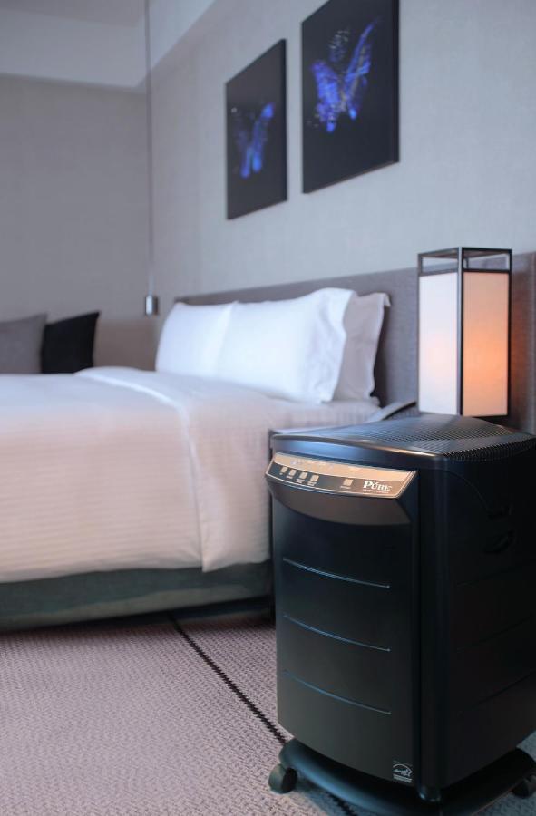 Hotel Humble House Taipei, Curio Collection By Hilton Exteriér fotografie A portable air purifier in a hotel room